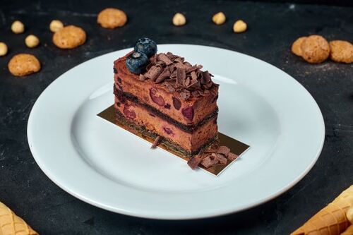 Шоколадний торт з чорницею та вишнею + бокс